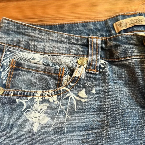 💖Vintage American Collection denim jean short with white floral design - Picture 4 of 6